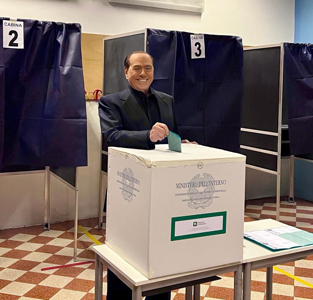 berlusconi's tweet photo. Chi non vota non è un buon italiano. 
Sono preoccupato per l'affluenza, perché ho domandato agli addetti al voto e mi hanno detto che non hanno ancora raggiunto in questa sezione il 20 per cento. 
La scarsa partecipazione è un male anche per le conseguenze che provoca. https://t.co/JKdYfCNiMI
