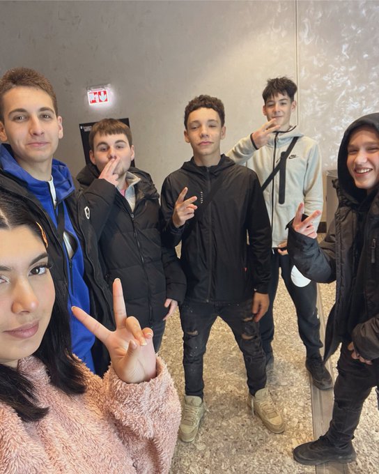 Intr-o tara cu atatia baieti imi e greu sa fiu doar cu unul ❤️😜 https://t.co/jXKHJXN3jB