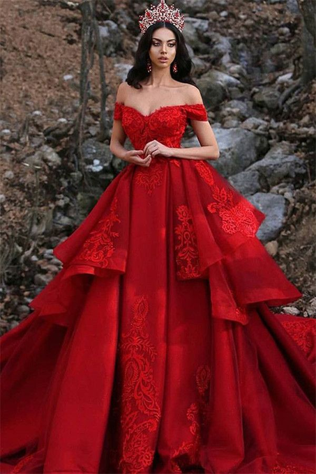 TaylorBeth0910's tweet photo. #FantasyIndiesFebruary Day 12: Valintine's Day Ball

If Clarisse could attend any ball, she would wear a red ball gown like the one below. 
Jacob would wear attire that would allow him to blend in but still look classy. https://t.co/6z1i7k2Duw