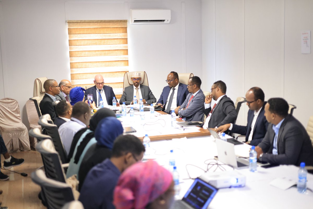 H.E <a href="/JamaTaqalAbbas/">Jama Taqal Abbas</a>  Minister of @MoEWR has chaired the inception workshop for the new mini-grids project funded by GEF through UNDP Somalia along with <a href="/MoECC_Somalia/">Ministry of Environment & Climate Change 🇸🇴</a> (1/2)