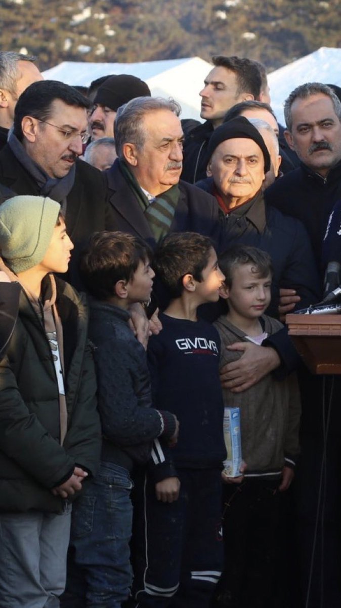 Bu fotoğrafa nasıl izin verdiniz 
Nasıl görmediniz o çocukların üzerinde mont olmadığını 
Belki de ayakların da bot bile yok 
Hiç bozulmaca yok 
Korkunç bir hata 
<a href="/Akparti/">AK Parti</a>