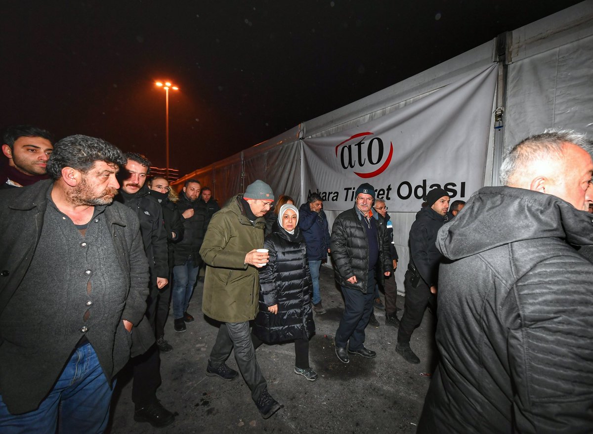 Sivil toplum örgütleri, Oda ve Borsa Başkanlarımız ile iki gündür afet bölgesindeyiz.

Son durak Malatya. Yardım tırlarımızın afet bölgesine sevki sürerken, acil atılması gereken yeni adımları görüştük.

Bu büyük felaketin üstesinden birlikte geleceğiz.

Gün birlik olma günü.