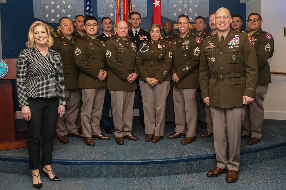 #ICYMI The @USArmy's 13 highest-performing @usarec recruiters were chosen last week! @SecArmy and MG Davis, USAREC CG, recognized them for their efforts to inspire our country’s future Soldiers to #ServeWithUs! Congratulations!! #VictoryStartsHere #ArmyCareers @TradocCG