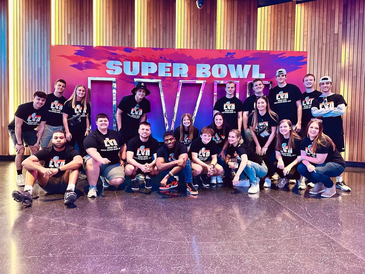 BGFalconMedia's tweet photo. Falcons out west!☀️ 😎 

The #BGSU Sport Management Alliance is in Scottsdale this week for #SuperBowlLVII. While there, they'll be gaining valuable experience and enjoying the festivities!

@bgsu @BGSUSportMgmt 

📸: @BGSUSMA https://t.co/XDdlANNTpi