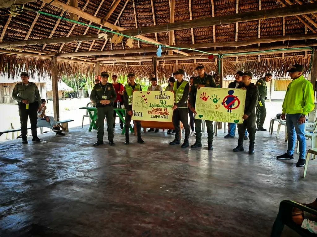 PoliciaGuainia's tweet image. #Guainía | @ProteccionPonal y el Grupo de Prevención #PRECI lideraron la actividad conmemorativa del "Día Mundial de las Manos Rojas" en el que articulamos estrategias para rechazar el reclutamiento de niños, niñas y adolescentes. #YoProtejoLaNiñez #DiosYPatria #NiñezSinViolencia