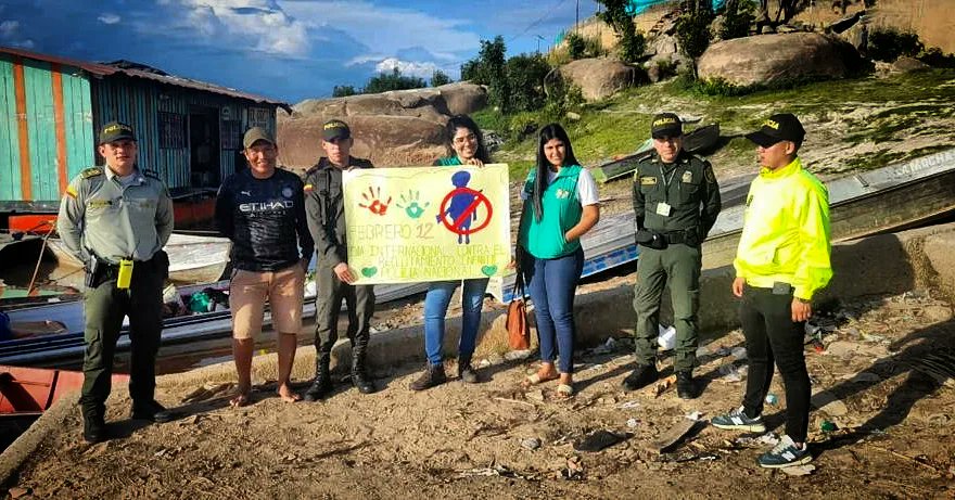 PoliciaGuainia's tweet image. #Guainía | @ProteccionPonal y el Grupo de Prevención #PRECI lideraron la actividad conmemorativa del "Día Mundial de las Manos Rojas" en el que articulamos estrategias para rechazar el reclutamiento de niños, niñas y adolescentes. #YoProtejoLaNiñez #DiosYPatria #NiñezSinViolencia