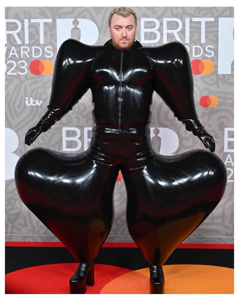 Barbfelicia's tweet photo. Who wore it best? @samsmith @JeffKoons https://t.co/beeG1Oorsk