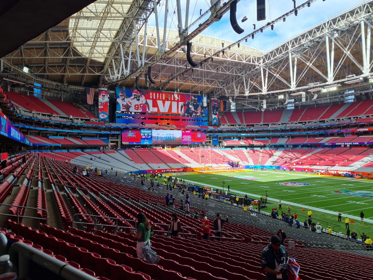 AmeliaSansbury's tweet photo. At #SuperBowlLVII  with @NoahLTrudeau. My first time! Ready to meet some officials, watch the game and to see @VincentMarves and @iamthesapphire! 💖 https://t.co/3LElZJl0Fg