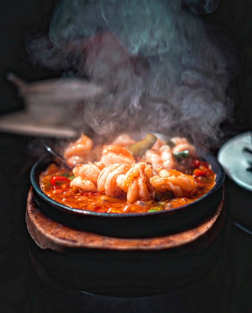ChungYingRest's tweet photo. Ni Hao @BrumHour 🙏

四川蝦球 King Prawns Sichuan Style, served on a sizzling plate 😍

This dish is now available for our #GlutenFree guests too! 

#BrumHour https://t.co/X7NrQH3rP4