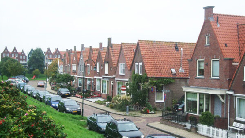 zoti38's tweet photo. Yıkılan yerlere Hollanda tipi evler yapsak
785 bin km karelik coğrafyada yer mi bulamıyoruz da koca koca binalar dikiyoruz
Önünde çiçekler,süs ağaçları olan arka bahçesinde meyve ağaçları sebze ekilebilen bahçeli dubleks evler yapsak https://t.co/0KNnKHR6sA