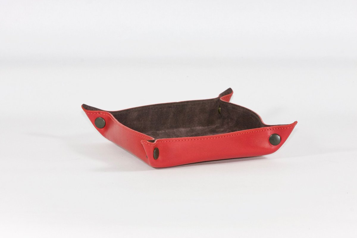 TaylorKentCo's tweet photo. There's a theme this weekend ❤️😉

Leather with a Suede lining, this simple desk tidy is a perfect present for the home or office. It can be posted flat and the four press studs form the sides of the tray.
#valentines #redisthecolour #desktidy #tidyhousetidymind https://t.co/2at5pNa1jt