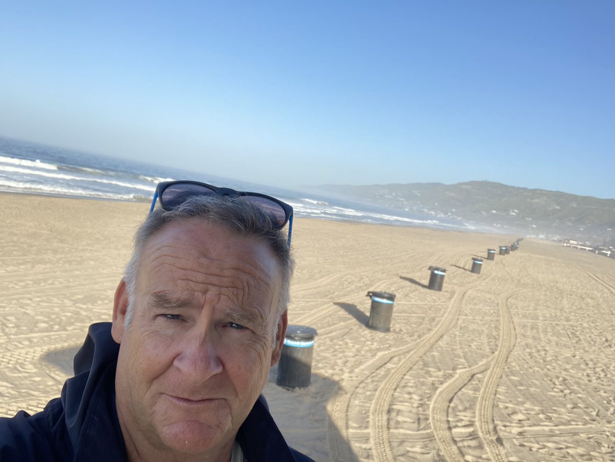 SteveLaRue2's tweet photo. @chrisdouridas kicking off @kcrw #WeekendBecomesEclectic with the #5thDimension 🎶 “One less bell to answer...” ❤️🙋🏼‍♂️🌅🌴📚 #BurtBacharach ? https://t.co/wL4Z0pir46