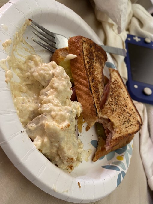 Grill sandwich with homemade potato salad. 😌😌 https://t.co/FGwwIXKfX5