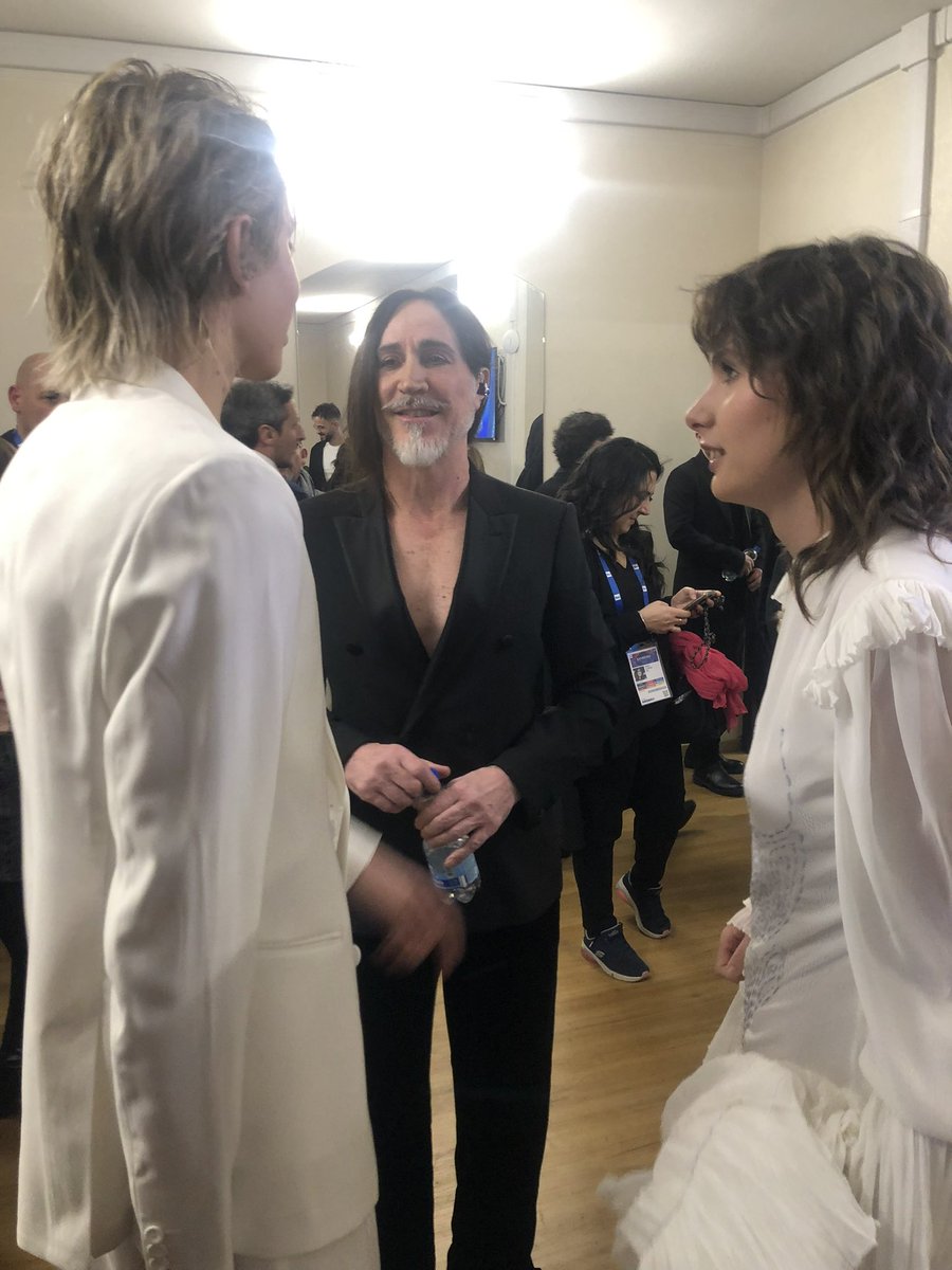 Di Anna Oxa e Madame sapevo non fosse vero. Ma non escono mai le cose che succedono realmente nel backstage. Giovedì sera Manuel Agnelli ha sposato me e Francesca e se non ci credete ecco una foto. ciao