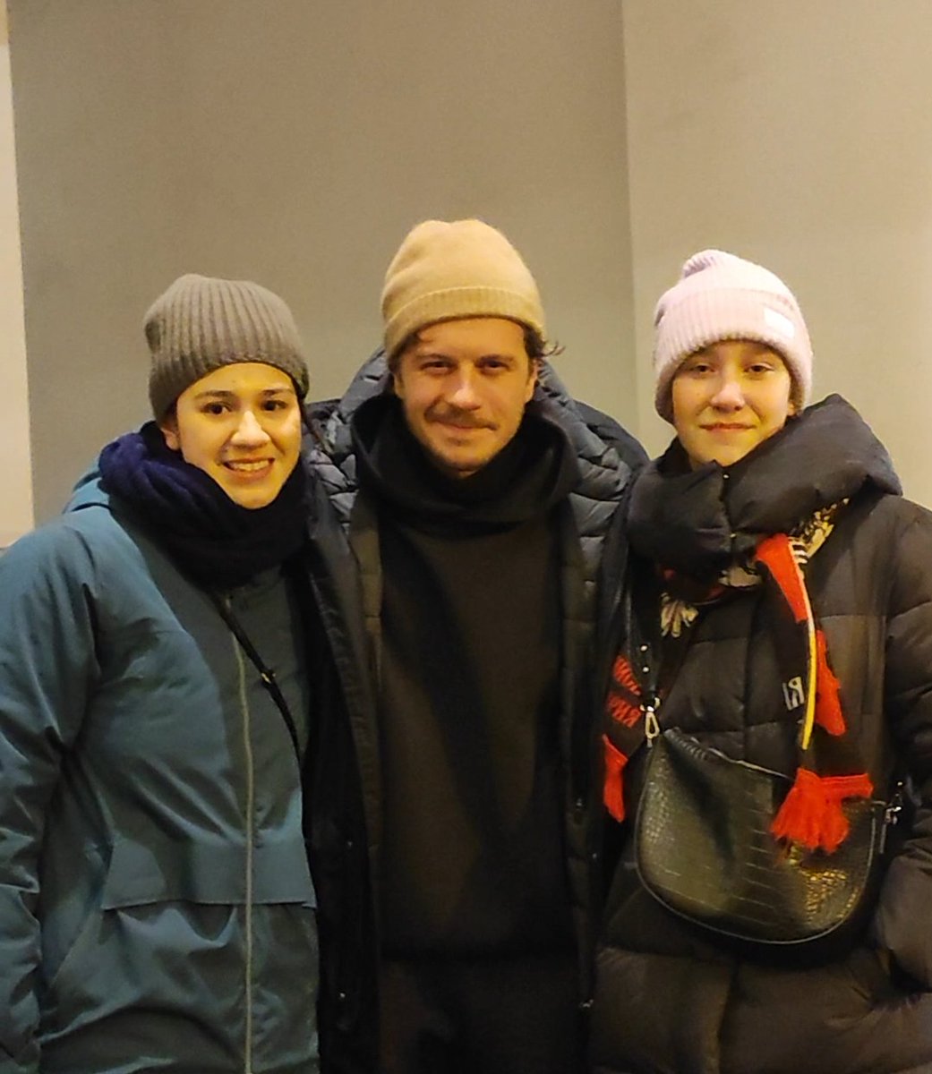 cupoftea__'s tweet photo. я конечно давно сюда не заходила, можно считать что почти умерла, но боже мой сегодня мы сфоткались с @valerAblin (а ещё взяли автограф и обнялись) с ТИХОНОМ ЖИЗНЕВСКИМ АААААА (извините что хвастаюсь) https://t.co/izVUYW97r5