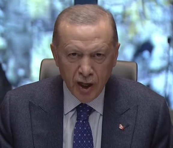 Mursi için ağladı. Mısırlı Esma için ağladı. Kendi halkından 30 bin kişi göçük altında öldü o çıktı tehditler savurdu.