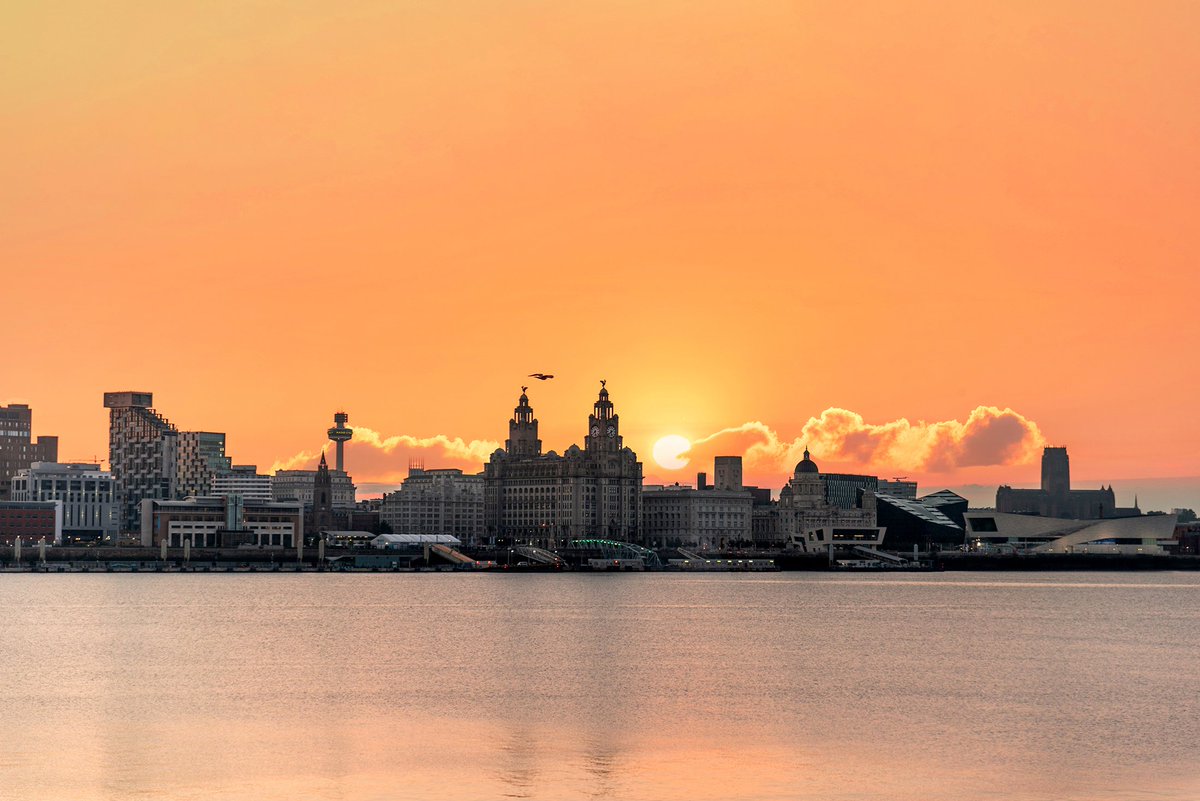 New Competition.
RT and follow (if you haven't already) to win this 12 x 8 inch #Liverpool Waterfront Sunrise print. The draw will be on Sunday, 19th February, 2023.
