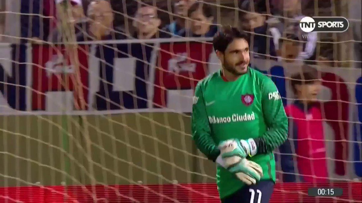 imaginense q a su equipo le pasa algo como lo q pasó en Lanus - San Lorenzo: echan a su arquero y no tienen mas cambios, q jugador de campo creen q agarra los guantes y va al arco? yo no tengo dudas: