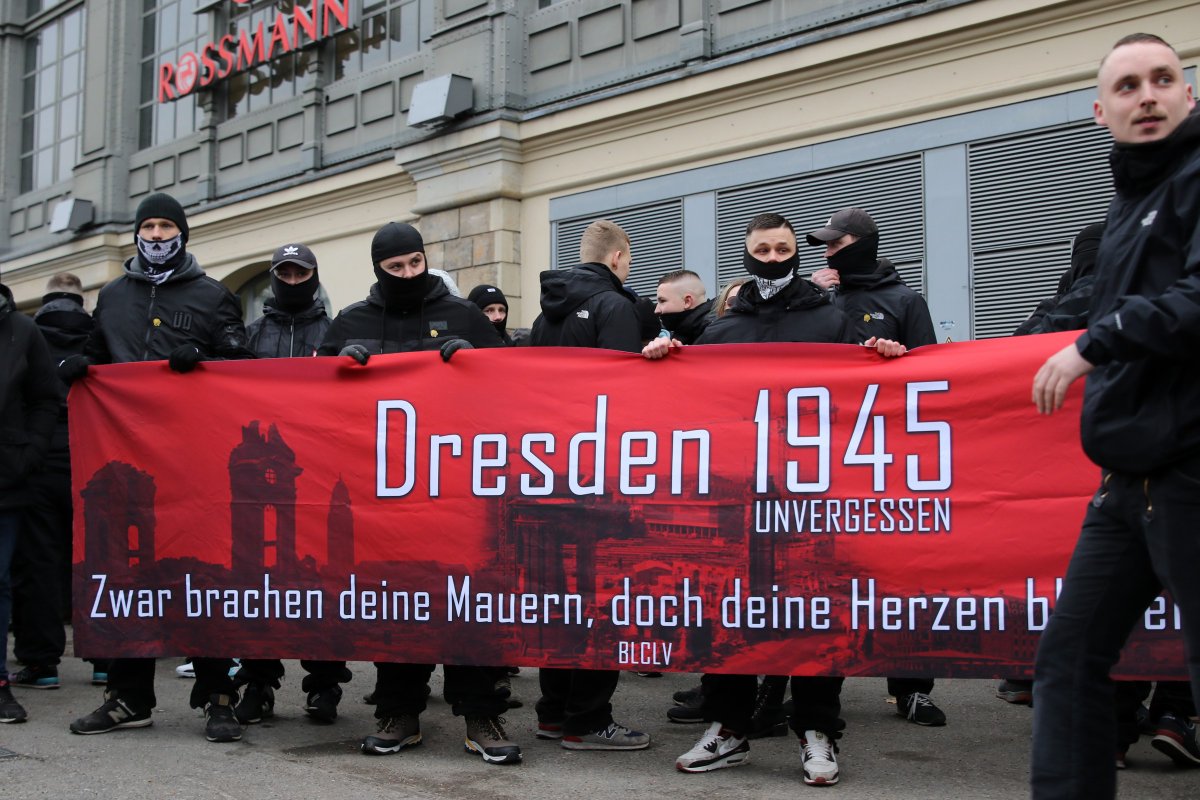 Am Samstag, dem 11. Februar 2013, versammelten sich etwa 1.000 Neonazis in #Dresden zum geschichtsrevisionistischen »Gedenkmarsch«. Es beteiligten sich Neonazis von u.a. NPD/JN, III.Weg, Neue Stärke, Freies Sachsen und Freies Thüringen.

Bilder: pixelarchiv.org/event/2023.02.…
#dd1102