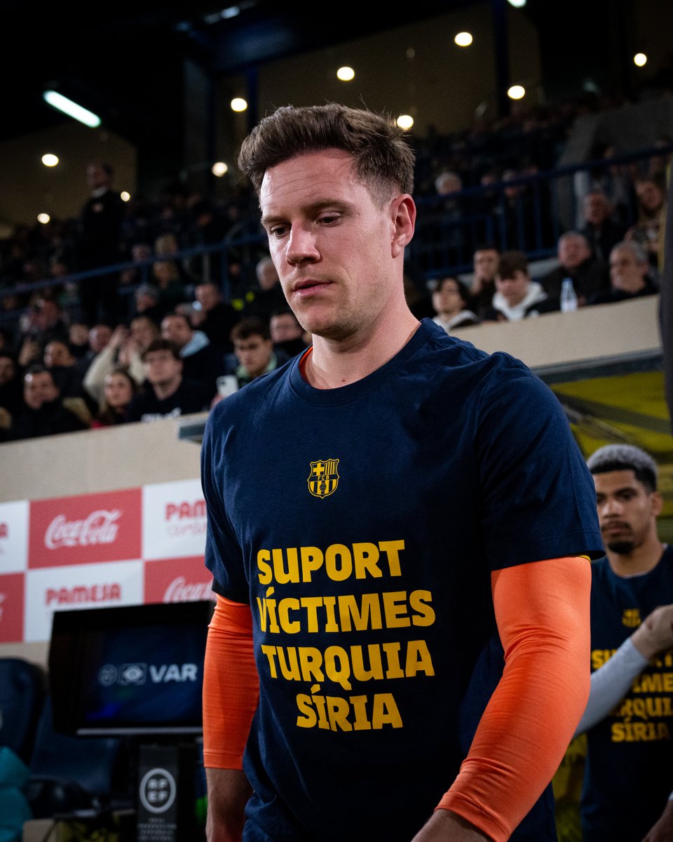 fcbarcelona_tr's tweet photo. Barcelona, bugünkü karşılaşmaya "Türkiye ve Suriye'deki depremzedelere destek verin" tişörtüyle çıktı https://t.co/sThN9nqjKg