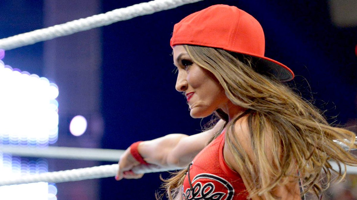 RT @trishschickkick: y’all need to stop pretending like nikki bella doesn’t have a chin. https://t.co/x2LbzyhY9p