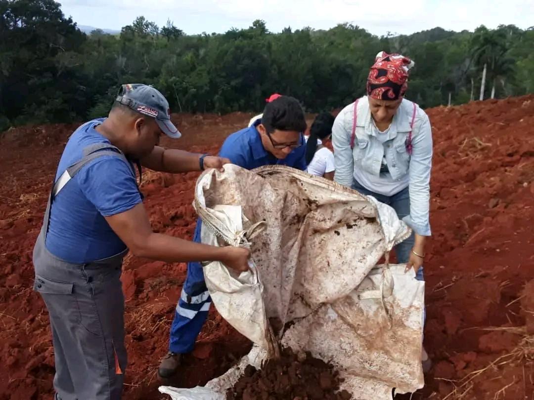 #JuntosPodemosMas: Los cuadros del Partido aportando a la producción de alimentos. ' Sí se puede' 
#Moa
#HolguinSi
#JuntosLogramosMas