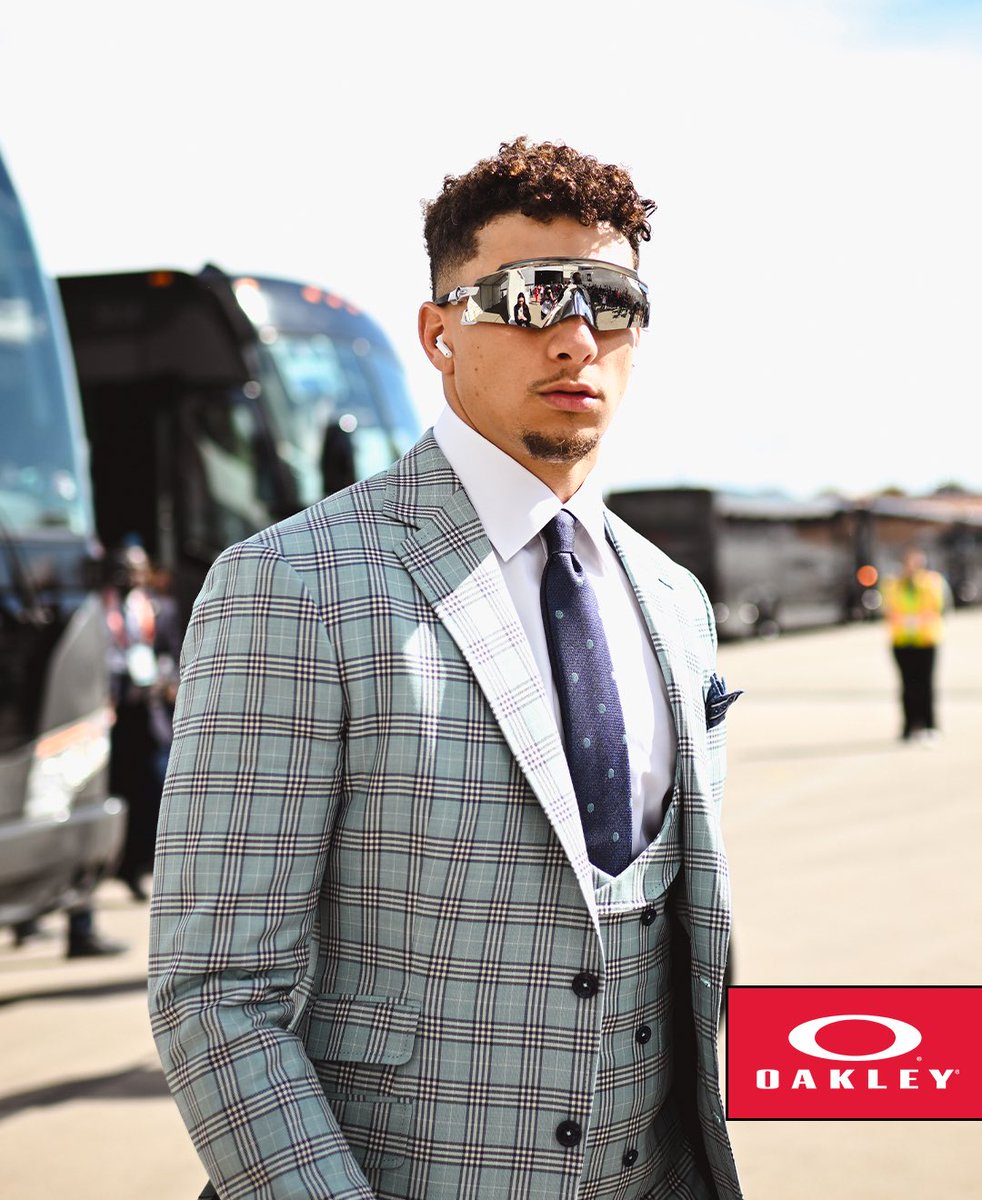 Chiefs's tweet photo. That’s our quarterback. 

@PatrickMahomes | #SBLVII https://t.co/CzK0au3G8i