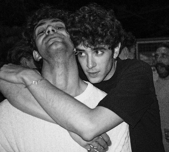 surprenantcoeur's tweet image. il suo mare fuori 🤍💙