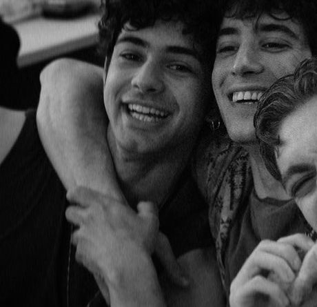 surprenantcoeur's tweet image. il suo mare fuori 🤍💙