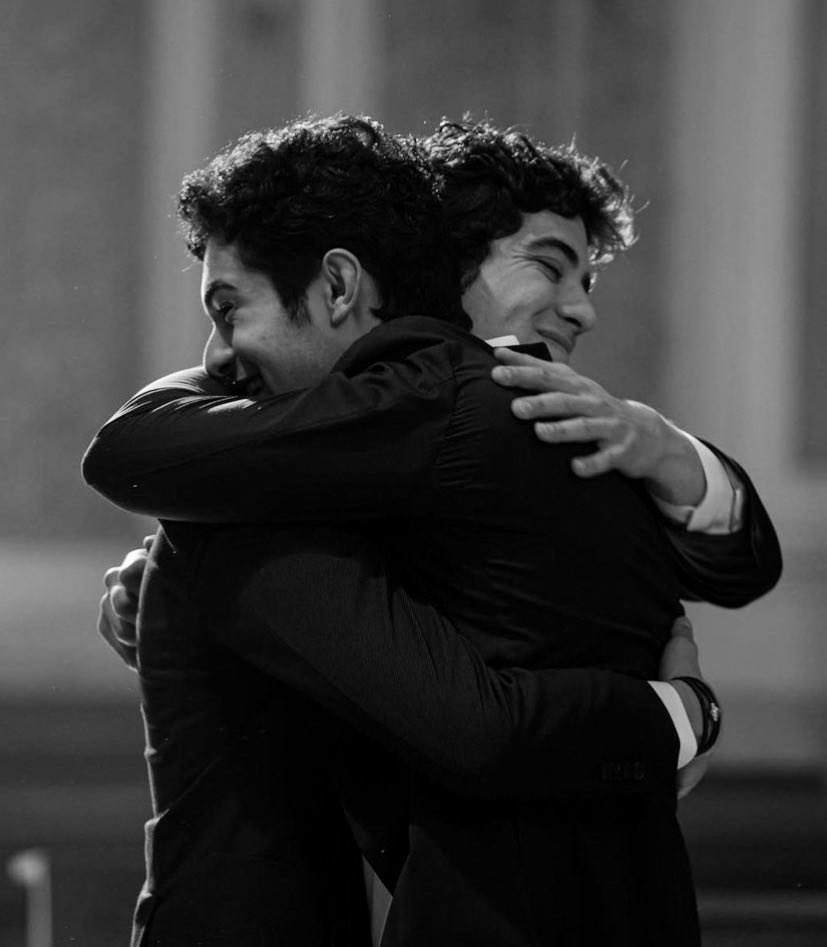 surprenantcoeur's tweet image. il suo mare fuori 🤍💙