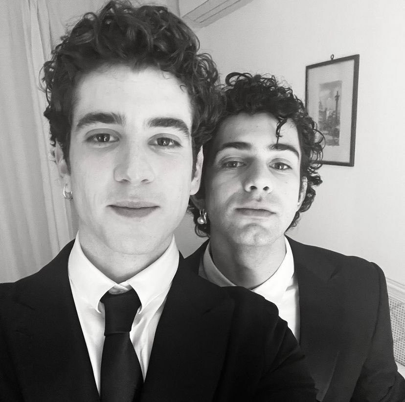 surprenantcoeur's tweet image. il suo mare fuori 🤍💙