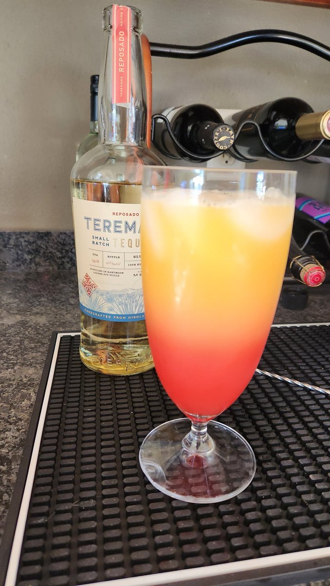 RazorSharpMinds's tweet image. A nice tequila sunrise as I prep for our Big Game party. #Teremana