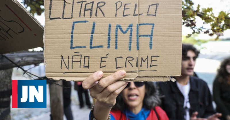 Ativistas da Greve Geral Climática aprovam mais protestos e ocupação de 12 escolas dlvr.it/SjJwjm