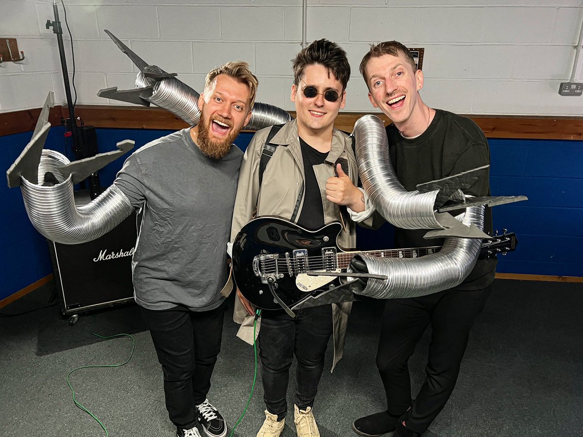 Thank you so much for the love on ‘Saved Me Again’ so far! Here’s a lil BTS snap (spoiler alert: Matt doesn’t actually have robot octopus arms. Just some movie magic and some good friends) Watch the video now & marvel at our massive budget production. youtu.be/iEQAGM03Zmw