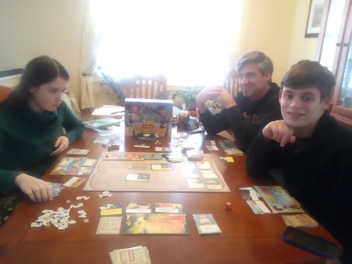 ChrissyPeske's tweet photo. Today is a co-op day. Toy Story is a fun deckbuilding #boardgames @SkookyD @TheOpGames ,even better if you like #Disney100
Here, you don't lose the locations.
C'est un très bon #j2d deckbuilding. Contrairement à Bataille a Poudlard, vous ne perdez pas les cartes d'endroits. https://t.co/fIzNDKV534