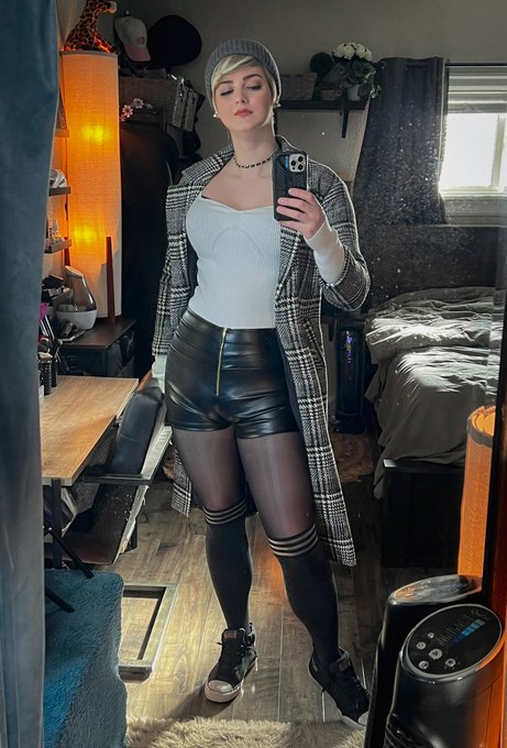 2 pic. Feels good to be back home so I went for a little sunny stroll today ? Also, since you all liked