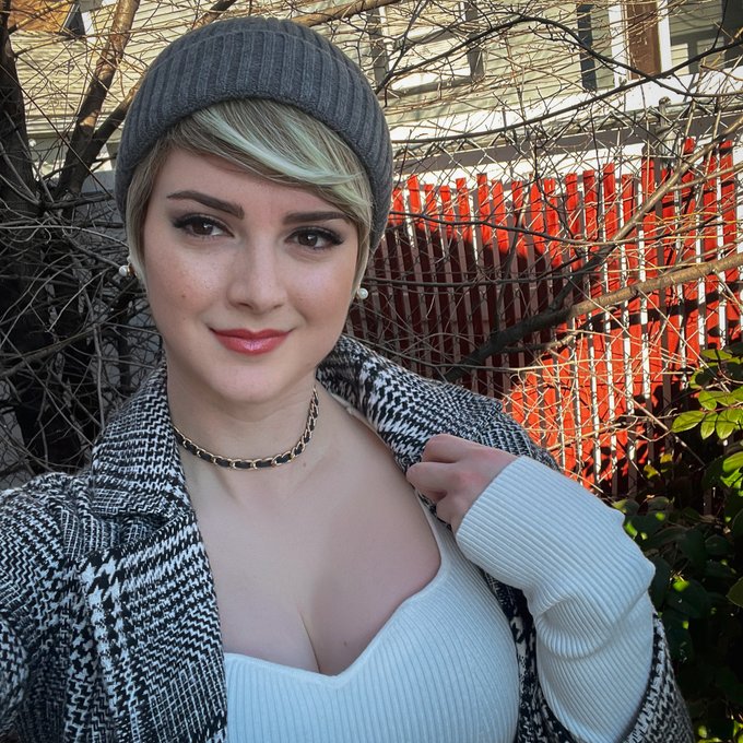 1 pic. Feels good to be back home so I went for a little sunny stroll today ? Also, since you all liked