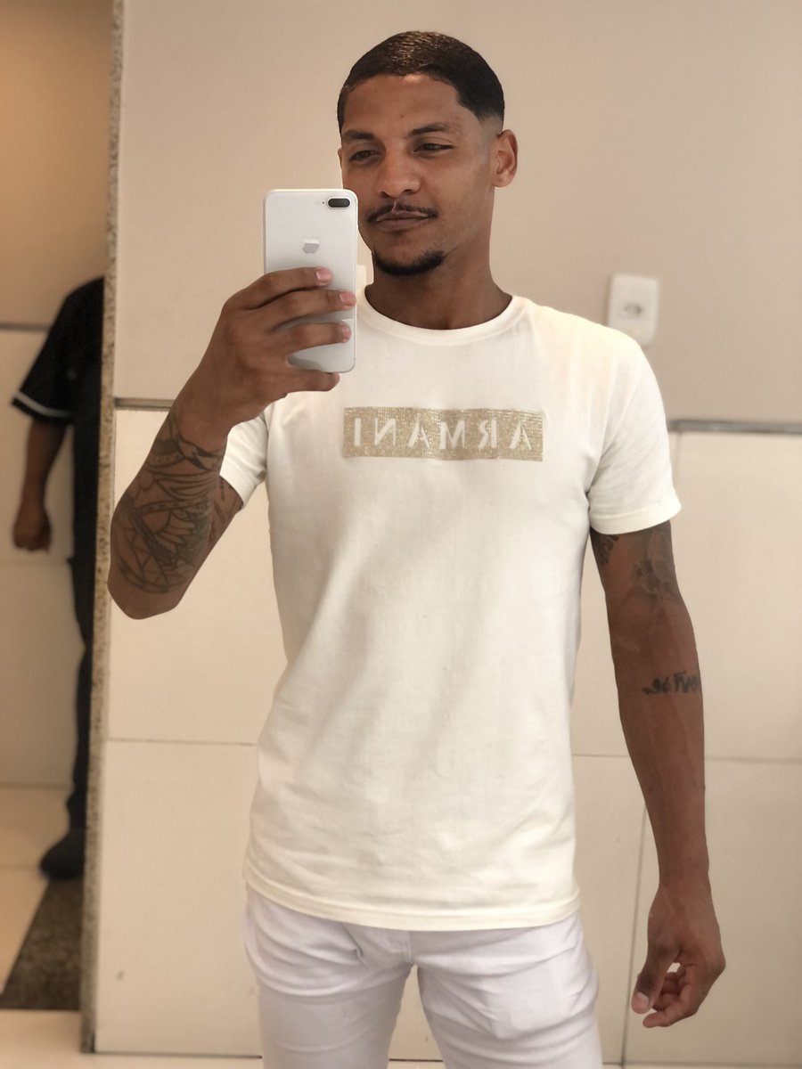 “ Quem nasceu para aguentar tempestade, não se curva à qualquer ventinho.”🙇🏽🙌🏽