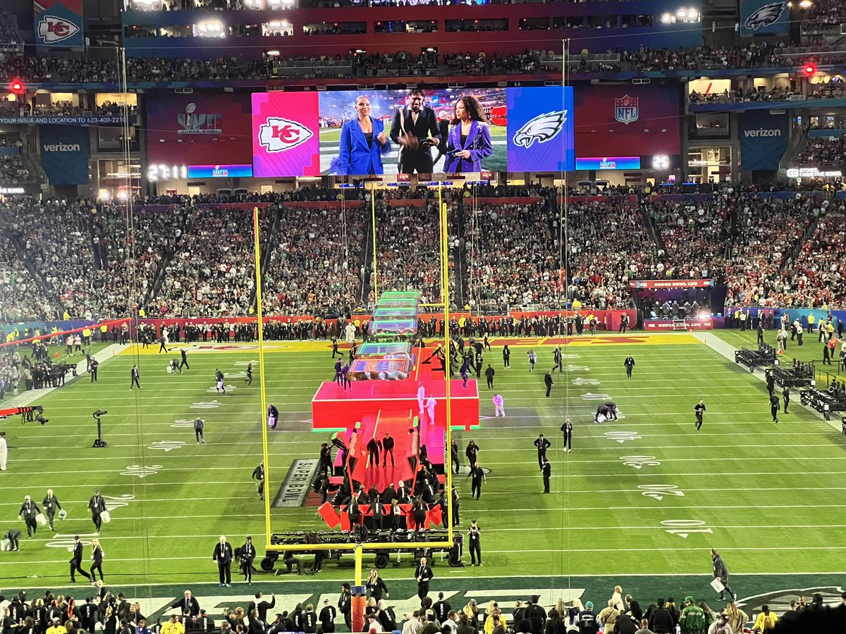 The stage is almost in place for the #SuperBowlHalftimeShow! EVERYONE HAS NOT LEFT THEIR SEATS. #RihannaSuperBowl #SuperBowlLVII #NFL