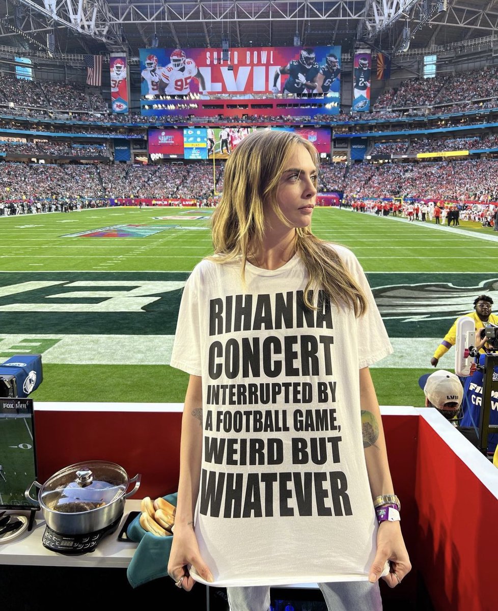 Weird but WHATEVER! 

#Rihanna #RihannaSuperBowl #SuperBowl