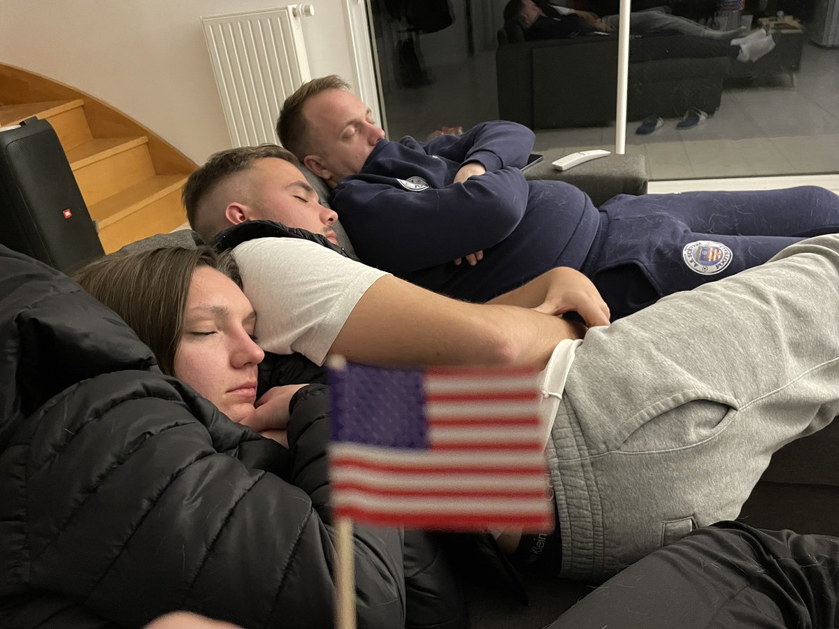 bobosko51's tweet photo. @SicotJason @Axeliinhoo7 et @EmelineGRLLN a fond devant le  #SuperBowlLVII 😏🤣🤣😴 #lequipeNFL https://t.co/Kx9QibjsRI