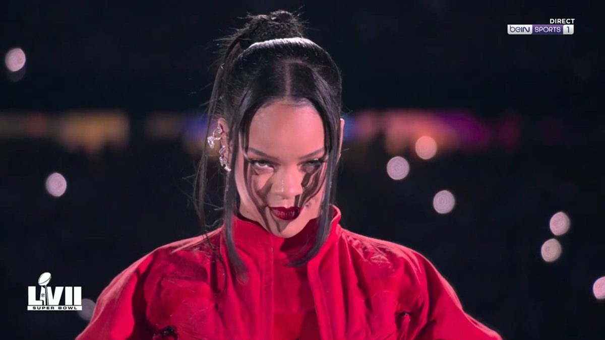 staracreact's tweet photo. She's back !! #SuperBowl #Rihanna https://t.co/SV0STIr67x
