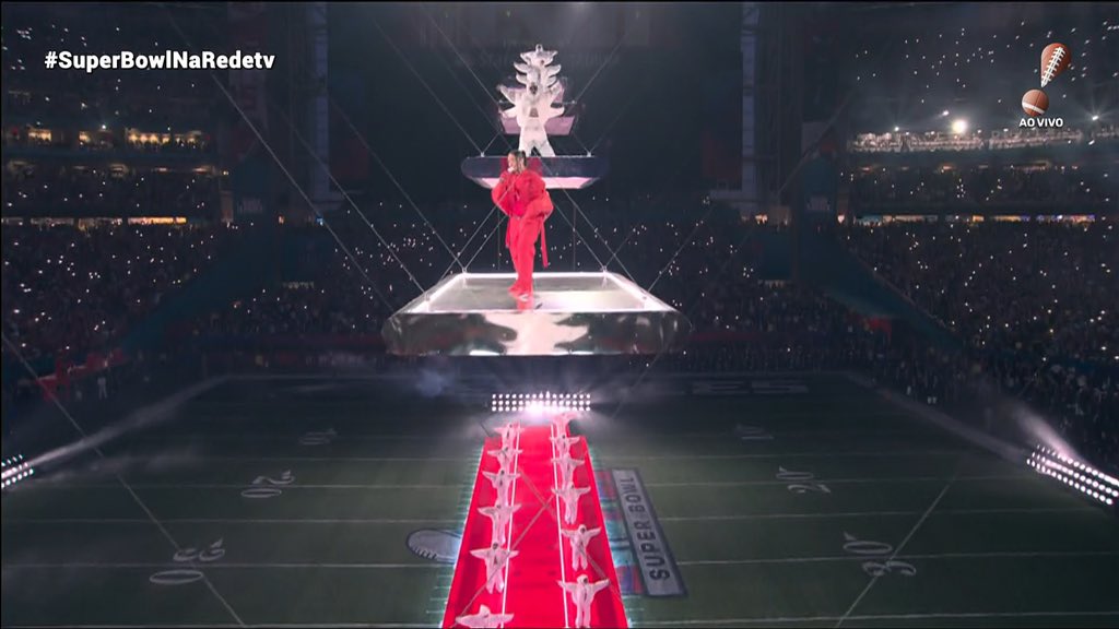 HugoGloss's tweet photo. É HISTÓRIA SENDO FEITA! #SuperBowl  #Rihanna  #FentyBowl https://t.co/zKlXI44ONr