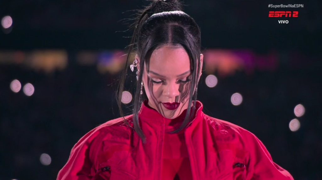 HugoGloss's tweet photo. É HISTÓRIA SENDO FEITA! #SuperBowl  #Rihanna  #FentyBowl https://t.co/zKlXI44ONr
