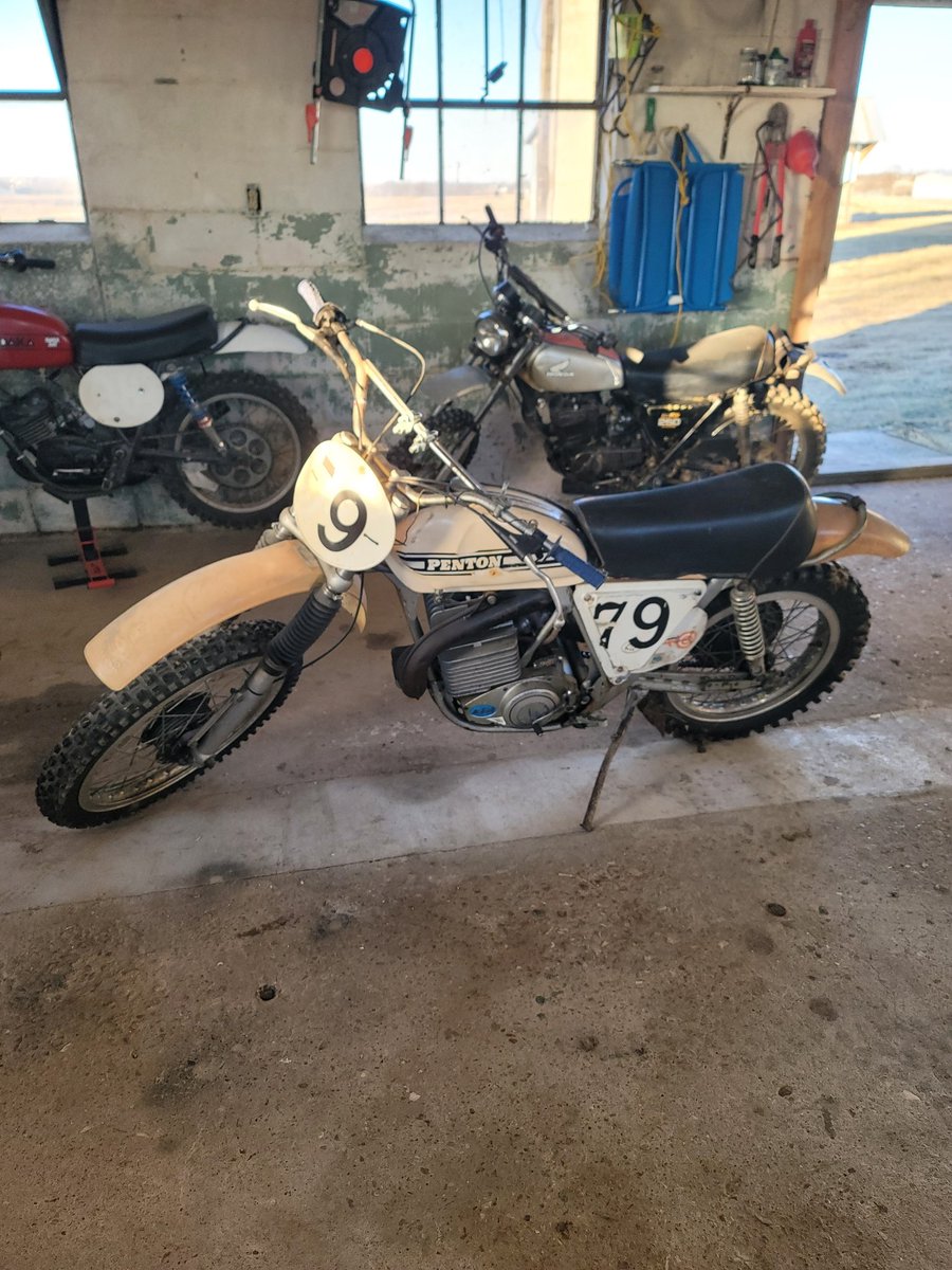 marioncofarmer's tweet image. So this weekend I bought an absolute unicorn of a vintage dirt bike. #penton #mint400 this thing has been an urban legend in my parts for years sitting in a basement since the early 80s.Well some fresh fuel,a carb cleaning she fired up.This Austrian bitch is stout too.