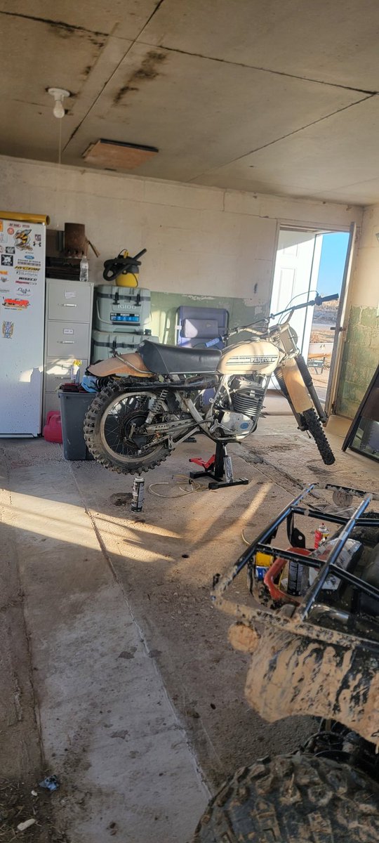 marioncofarmer's tweet image. So this weekend I bought an absolute unicorn of a vintage dirt bike. #penton #mint400 this thing has been an urban legend in my parts for years sitting in a basement since the early 80s.Well some fresh fuel,a carb cleaning she fired up.This Austrian bitch is stout too.