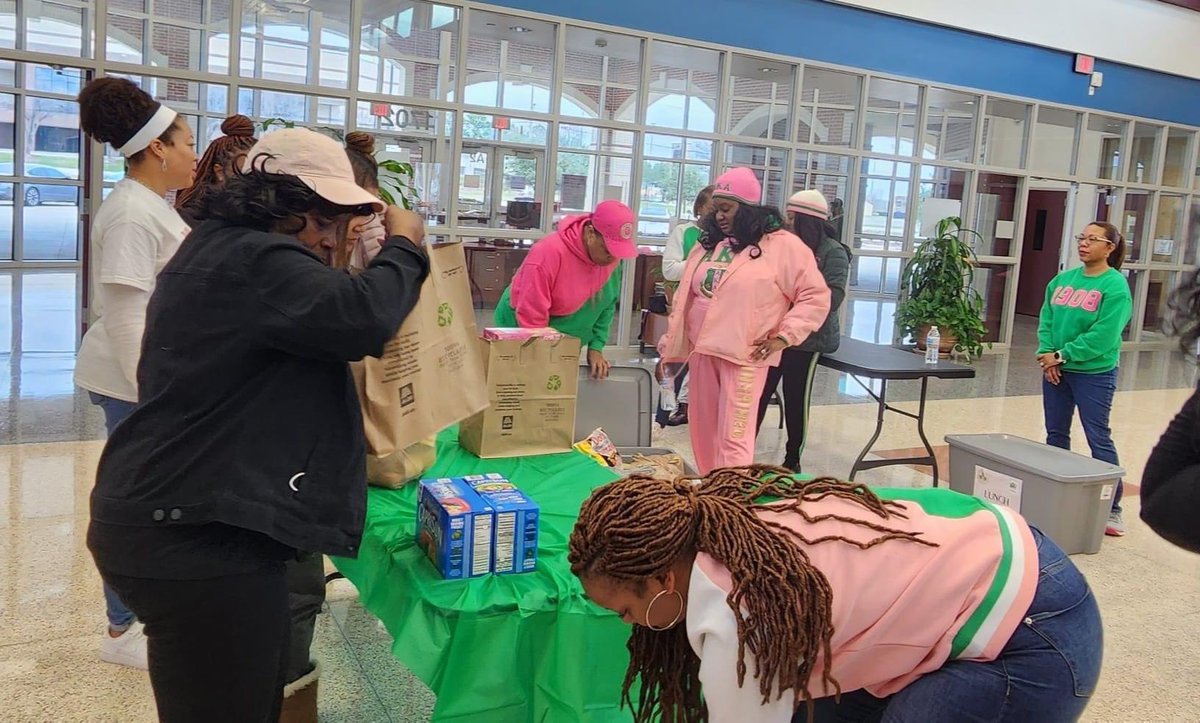 TiffTweets1014's tweet photo. Yesterday was a great day serve! We had an awesome turnout for our CHIPP Food Drive! #AKA1908 #ΟΤΩ #SpringAKAs 💞💚#StrengtheningOurFamilies #CHIPP #WeGottaFeedTheBabies @OmicronTauOmega @akasorority1908 https://t.co/u2YscC1zqj