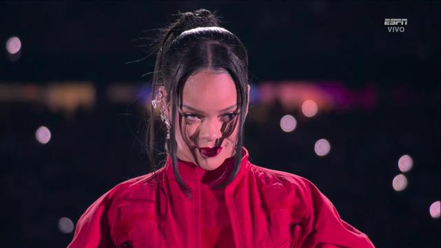 webnotitarde's tweet photo. 'Work it girl' #Rihanna en el medio tiempo del #SuperBowl https://t.co/2Bf6yd7uvG