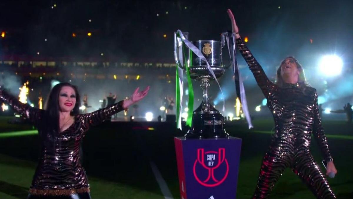 RotoChop_'s tweet photo. Superbowl vs Copa del Rey https://t.co/VncoC7y17L
