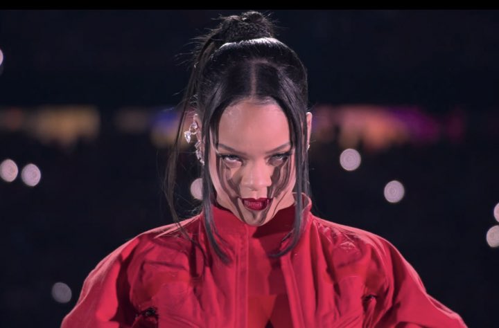 kmil4a's tweet photo. THE QUEEN IS BACKK  
#Rihanna #SuperBowl https://t.co/O9l5oBODOQ